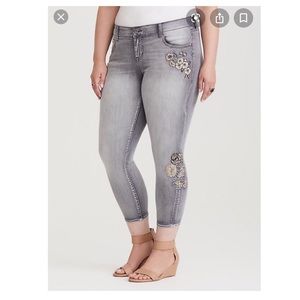 Torrid capri skinny Jean with embroidered flowers